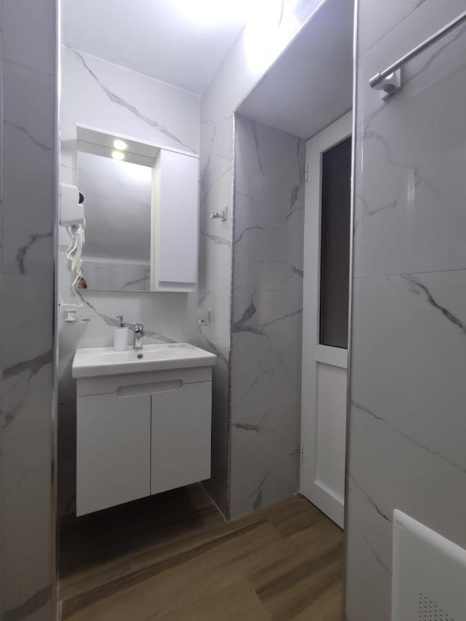 Eni Entire Parking On Site Apartament